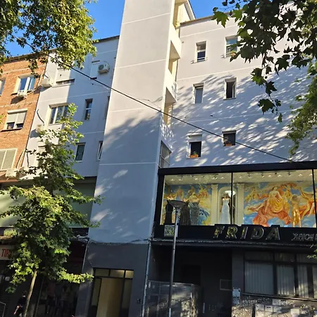 Cityheart Near Skanderbeg Square By Robert Lägenhet