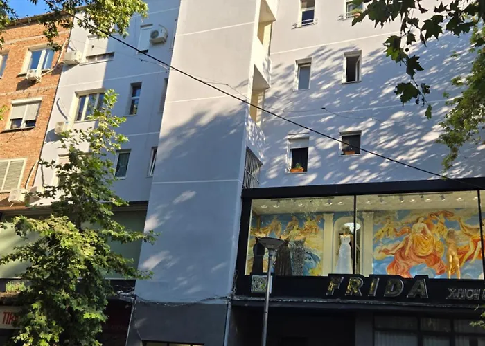 Cityheart Near Skanderbeg Square By Robert Lägenhet