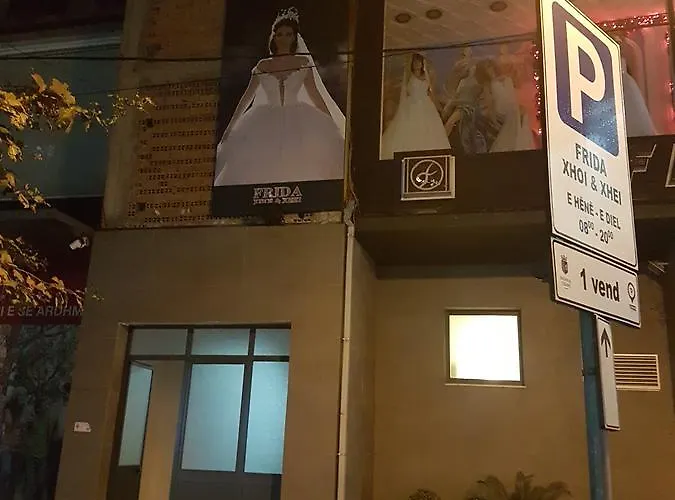 Cityheart Near Skanderbeg Square By Robert アパート